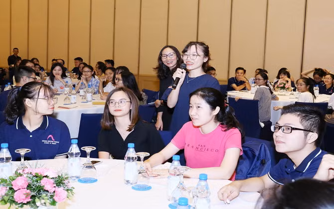 Sinh viên thảo luận về “Tương lai của tiền tệ và ngành kiểm toán”