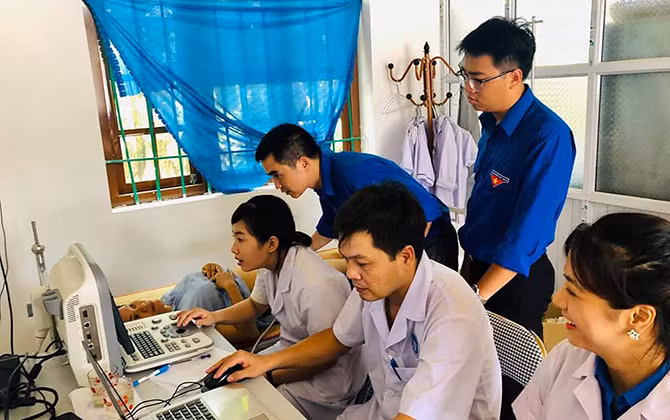 Những thầy thuốc trẻ khoác áo xanh tình nguyện