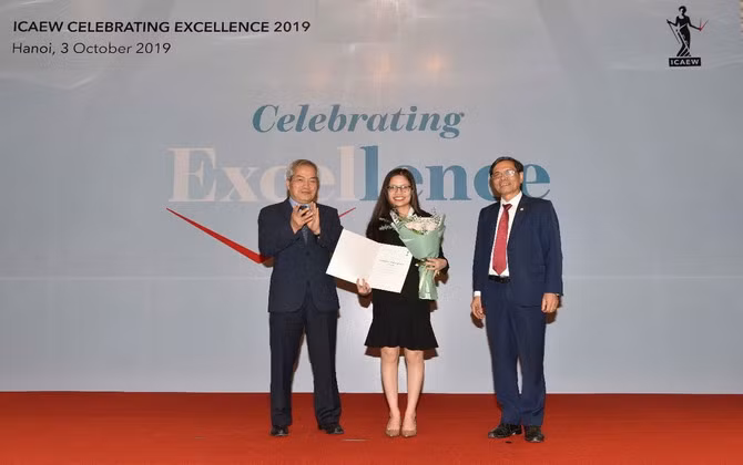 ICAEW trao Chứng chỉ quốc tế về Tài chính, Kế toán và Kinh doanh cho các học viên Việt Nam
