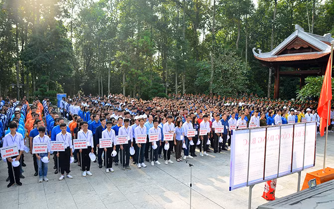 Đoàn viên, Thanh niên, Sinh viên, Học sinh trồng cây hàng nghìn cây xanh tại khu di tích K9