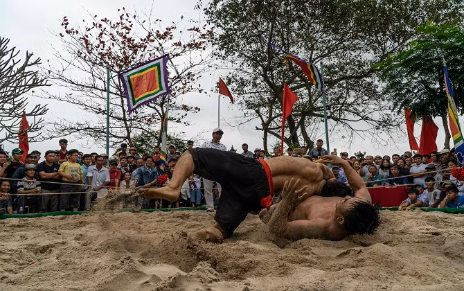 Hội vật làng Thủ Lễ ở Thừa Thiên Huế