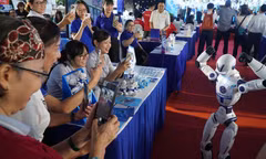 TPHCM ra quân ‘Tuyến đường số’: Đến từng nhà, cài từng app cho người dân