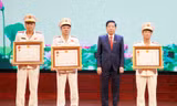 Tập thể và cá nhân Công an tỉnh Bắc Ninh đón nhận Huân chương Chiến công hạng Ba. Ảnh: Nguyễn Thắng