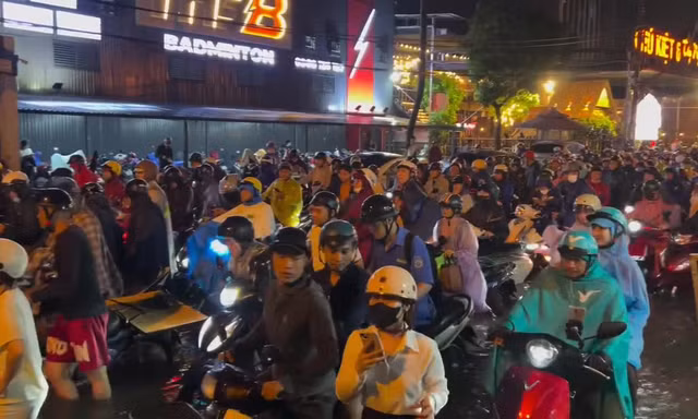 Mưa lớn khiến giờ tan tầm hóa "ác mộng", "đường sinh viên" Bình Thạnh ngập nặng
