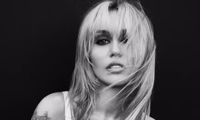 Miley Cyrus vươn lên Top 1 Billboard 200 sau hơn một thập kỷ với album mới