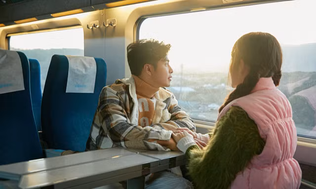 Tan chảy với bộ ảnh trên toa tàu đậm chất "ngôn tình" của Puka - Gin Tuấn Kiệt