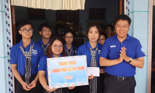 Thành Đoàn TP.HCM thăm, động viên chiến sĩ Mùa Hè Xanh 2026 tại Đồng Tháp