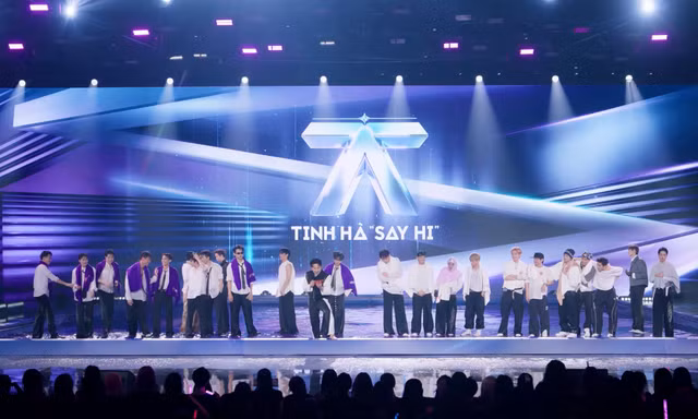 Sân khấu nước Tinh Hà “Say Hi”: Pháp Kiều gội đầu, Ali Hoàng Dương múa cột