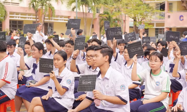 Teen THPT Long Trường thi Rung Chuông Vàng vui đỉnh nóc với bộ câu hỏi liên môn