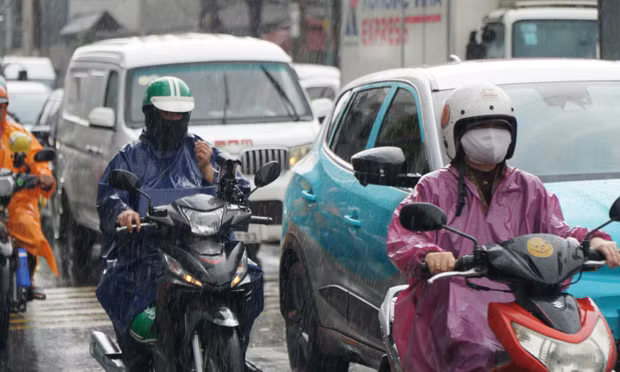 Mưa lớn giữa trưa ở TPHCM, dòng người và xe 'nhích từng chút' 