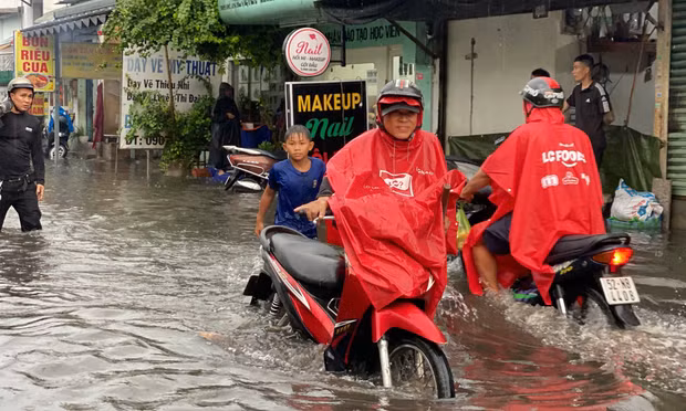 Mưa lớn kéo dài khoảng 1 giờ chiều 25/9 khiến nhiều tuyến đường ở khu vực phía Tây TPHCM ngập nước.