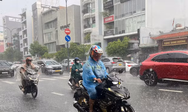 TPHCM bất ngờ mưa lớn