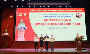 Trường Đại học Thủy lợi tổ chức Lễ trao tặng Huy hiệu 30 năm tuổi Đảng cho 3 đảng viên thuộc Đảng bộ Nhà trường