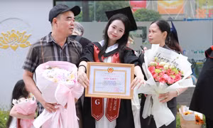Kiều Chinh chụp ảnh cùng gia đình trong ngày tốt nghiệp.