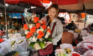 Giá mỗi lẵng hoa, giỏ hoa tại chợ hoa Quảng An giao động từ 150.000 đến 500.000 đồng.