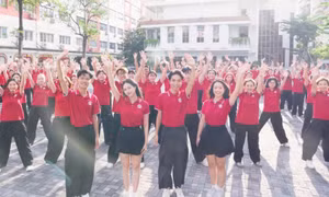 Gần 150 sinh viên trường ĐH Ngoại thương góp sức thực hiện MV chào đón tân sinh viên K65