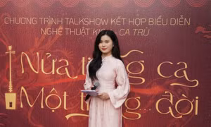 MC Mỹ Tâm dẫn chương trình “Nửa tiếng ca - Một tiếng đời”.