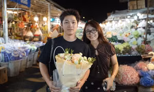 Người trẻ Hà Nội chọn hoa gửi trao yêu thương dịp 20/10 