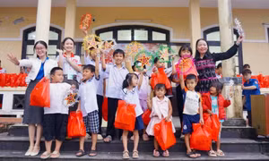  'Mang trăng đến vùng cao', trao 170 phần quà Trung Thu cho trẻ em A Lưới