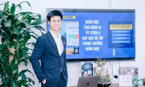 Thầy giáo Uông Minh Quân tốt nghiệp ngành Khoa học máy tính tại Mỹ và từng làm kỹ sư dữ liệu 2 năm cho một tập đoàn sản xuất ô tô. Nhưng rồi anh nhận ra niềm đam mê thật sự của mình là được giao tiếp, trò chuyện với con người.
