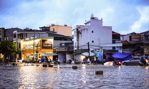 Ngoại thành Hà Nội ngập sâu do ảnh hưởng hoàn lưu bão số 10