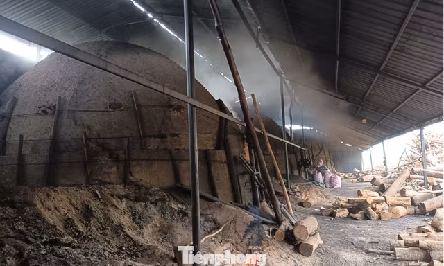 Buộc phá dỡ 2 cơ sở đốt than trái phép, gây ô nhiễm tại Lào Cai
