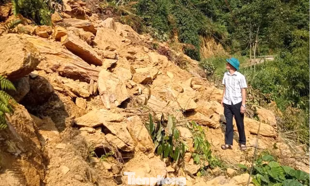 Hơn 10.000m3 đất đá vùi lấp đường vào ngôi làng 