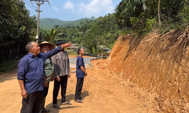 Người dân Nà Phung đồng thuận tự nguyện hiến đất mở rộng đường giao thông nông thôn.
