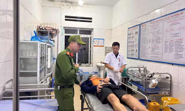 Cứu sống một người ngã xuống vực, bị gãy tay chân trong đêm mưa