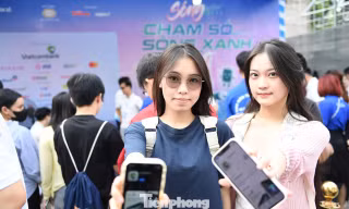 Sóng Festival 2026: Nô nức nhận 'mưa quà tặng' trên phố Trần Nhân Tông - Hà Nội