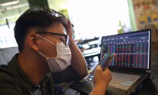 Cổ phiếu trụ gây thất vọng, VN-Index lại mất mốc 1.700 điểm