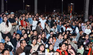 Chen chân xem concert độc đáo bên sông Hàn