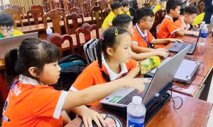 Học sinh Đà Nẵng tranh tài robotics trên sa bàn thực tế ảo