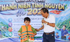 Áo xanh mang 'lá chắn' kỹ năng đến với trẻ em vùng núi Đà Nẵng