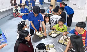 ‘Bữa cơm thanh niên’ tiếp sức sĩ tử vùng núi Đà Nẵng