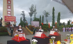 Lực lượng chức năng của tỉnh Gia Lai triển khai đào tìm kiếm.