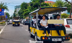 Nhà trường đặt xe điện du lịch đưa đón học sinh đi thi tốt nghiệp