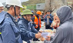 Quy Nhơn chia sẻ nỗi đau với gia đình có người tử nạn do sạt lở