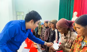 Hàng trăm phần quà, học bổng đến với người dân và học sinh vùng khó Gia Lai