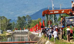 Phát hiện 2 thi thể cùng ô tô dưới kênh ở Gia Lai