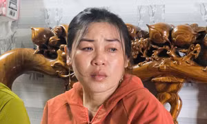 Bà Võ Thị Lúc (vợ thuyền trưởng Huỳnh Văn Sơn) nước mắt lưng tròng, cầu mong chút hy vọng. Ảnh: LK
