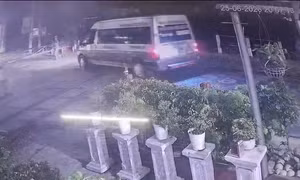 CLIP: Tài xế ô tô khách vượt rào chắn đường sắt 