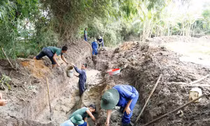 Các lực lượng tìm kiếm, quy tập hài cốt liệt sĩ tại khu vực vườn nhà người dân ở tổ dân phố Lộc Thuận (phường An Nhơn Bắc).