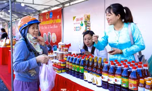 Đi chợ Tết chỉ bán hàng Việt ở Đà Nẵng