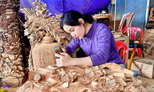 Đóa hoa làng giữa tiếng đục tiếng búa