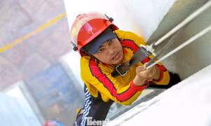 Dùng dây, xe thang diễn tập cứu nhiều người mắc kẹt trong đám cháy ở Đà Nẵng