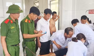 Cứu hộ người đàn ông ngưng thở sau vụ lật ghe trên sông ở Huế