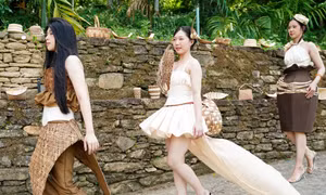 Sinh viên Duy Tân 'nâng tầm' mo cau thành thời trang cao cấp