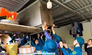 Đà Nẵng trước giờ bão vào: Lực lượng chức năng gõ cửa từng nhà hỗ trợ dân kê đồ, di dời