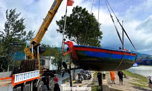 Ngư dân Đà Nẵng tất bật thuê xe cẩu tàu thuyền 'chạy bão'